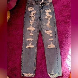 These jeans are from H&M, they are a size 0 and they are a light wash color.